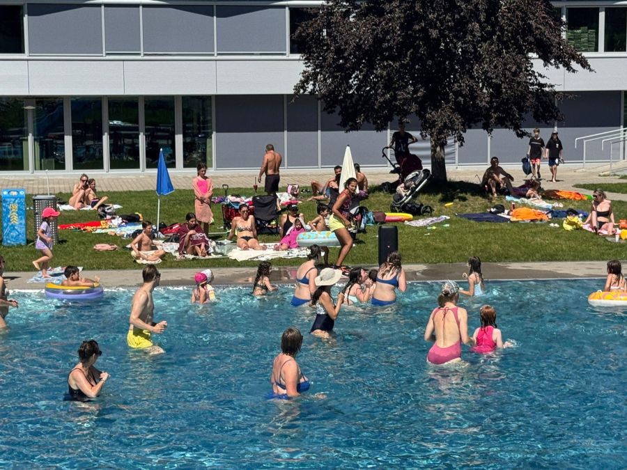 Gäste im Freibad Adliswil bezahlen einige Franken, kaufen sie am Kiosk eine Flasche Mineralwasser.