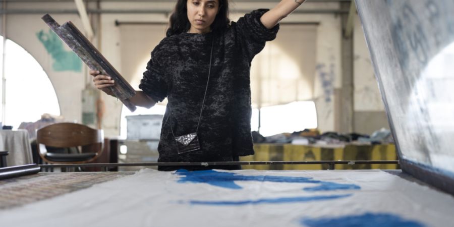 Gauri Malhotra, Textildesignerin aus Indien mit Wohnsitz in Mailand nimmt in diesem Jahr am Programm «TaDa» teil. Hier arbeitet sie in der Textildruckerei Arbon.