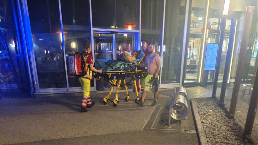 Rettungskräfte brachten Monica und ihre Tochter nach der Geburt ins Spital.