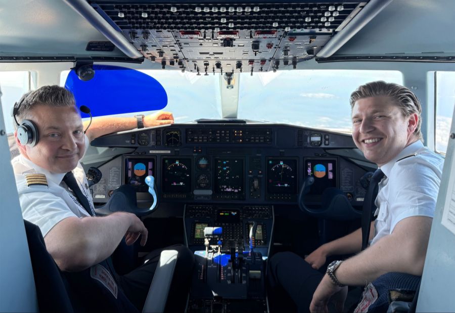 Haben die beste Aussicht an Bord: Kapitän Sebastian Kutzner (links) und Kopilot Enfes Kaylant (rechts).
