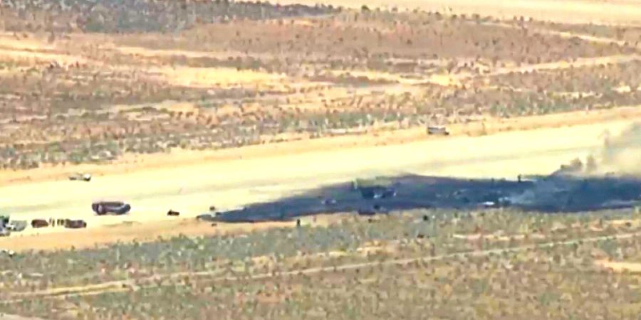 dpatopbilder - Dieses Bild stammt aus einem von KABC zur Verfügung gestellten Video und zeigt Einsatzkräfte, die in der Nähe der Edwards Air Force Base in Kalifornien am Ort eines Fl...