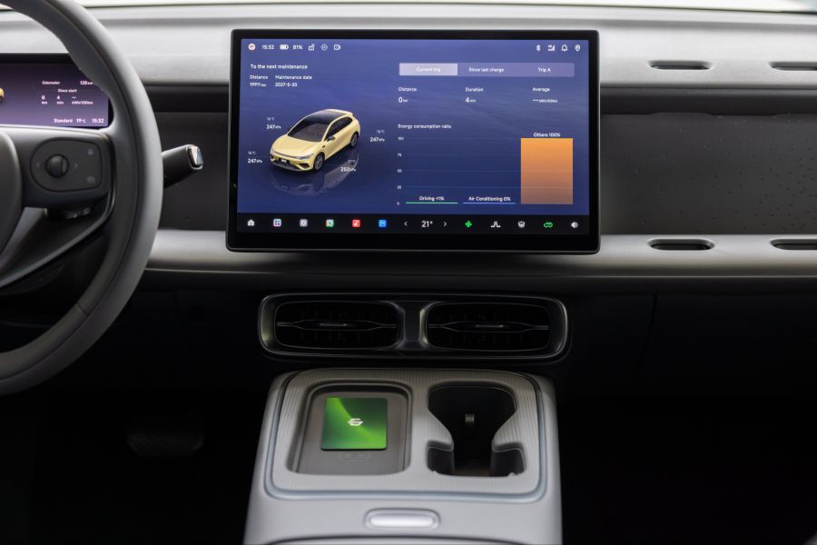 Das 14,6-Zoll-High-Definition-Infotainmentdisplay überzeugt.