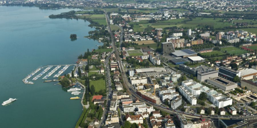 Für 44 Millionen Franken soll die Stadt Zug eine Villa mit Parkanlage direkt am See kaufen. (Archivbild)