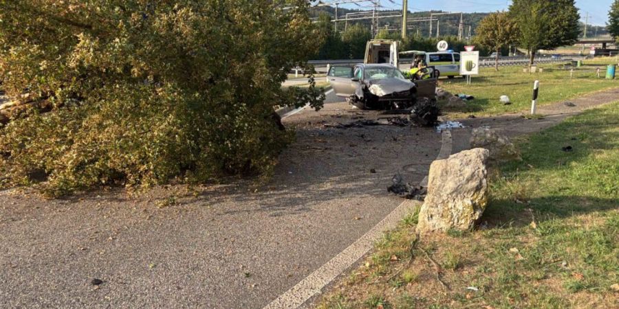 Bilder vom Unfallort zeugen von der Wucht des Aufpralls.