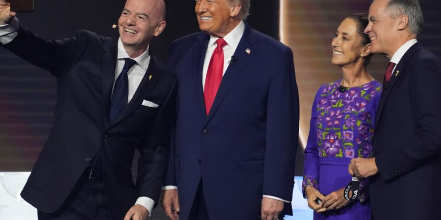 ARCHIV - Fußball: WM, Auslosung der Vorrunde im John F. Kennedy Center for the Performing Arts. FIFA-Präsident Gianni Infantino (l-r) macht ein Selfie mit US-Präsident Donald Trump, ...
