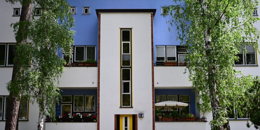 ARCHIV - Ein Mehrfamilienhaus in der Waldsiedlung Zehlendorf. Foto: Sebastian Gollnow/dpa