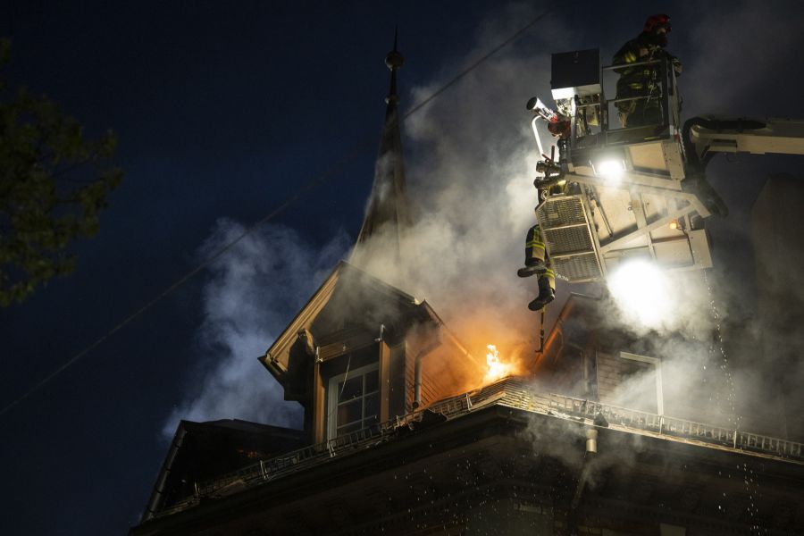 Der Brand beim Hotel in Luzern war am Abend unter Kontrolle aber noch nicht gelöscht.