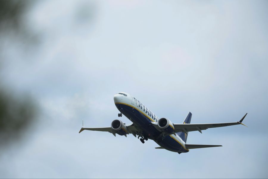 Auf dem Flug nach Memmingen wurde der Mann dann in 6000 Metern Höhe fast aus dem Flugzeug gezogen.