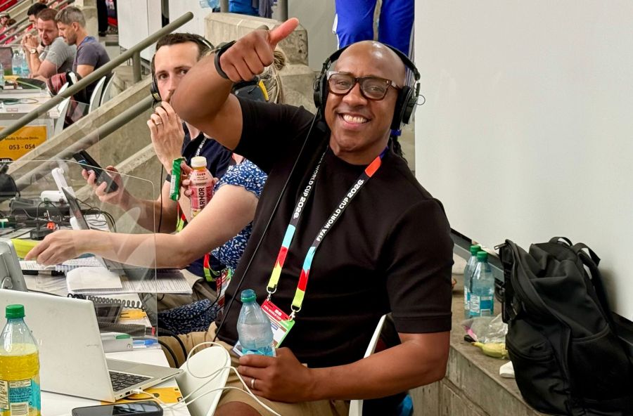 Der vierfache englische Nationalspieler Dion Dublin als Pultbachbar beim Spiel gegen Bosnien.