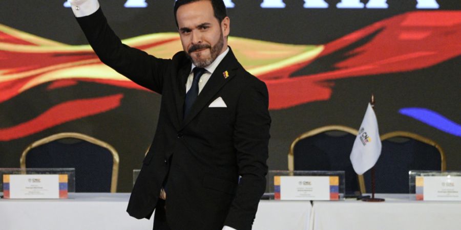ARCHIV - Der gewählte Präsident von Kolumbien Abelardo de la Espriella reckt die Faust in die Höhe, nachdem er seine Beglaubigungsschreiben vom Nationalen Wahlrat entgegengenommen ha...