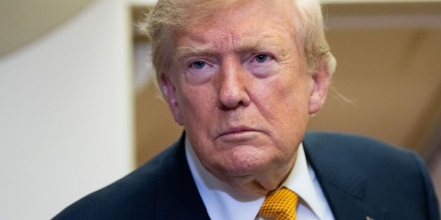 Präsident Donald Trump spricht nach der Landung auf dem Stützpunkt der US-Luftwaffe bei der RAF Mildenhall an Bord der Air Force One mit Reportern. Foto: Alex Brandon/AP photo/dpa