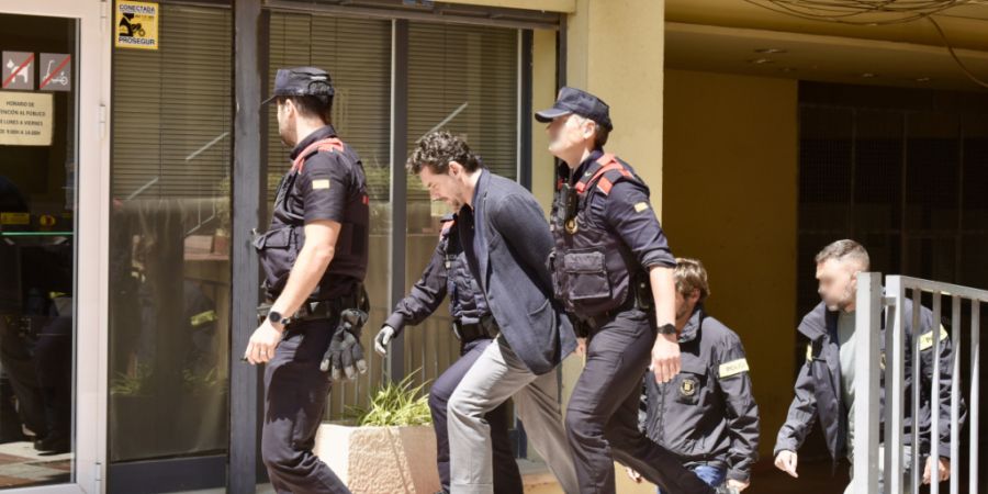 Jonathan Andic (2.v.l), Sohn des Mango-Gründers, bei seiner Ankunft am Untersuchungsgericht Nr. 5 von Martorell in Katalonien. Foto: David Oller/Europa Press/dpa - ACHTUNG: Person(en) ...