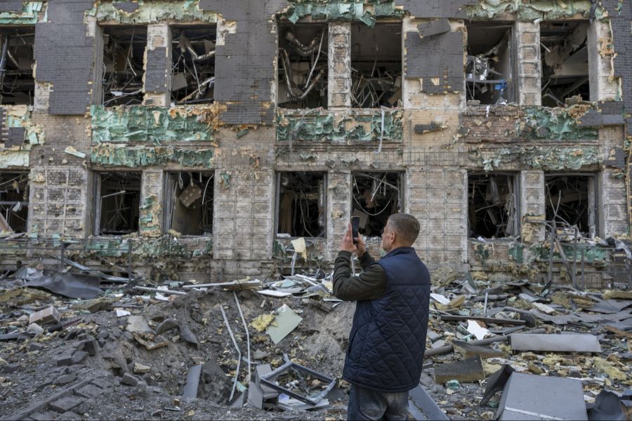 In Teilen der Welt herrscht derzeit Krieg. Hier ein Bild eines zerstörten Hauses in der Ukraine.