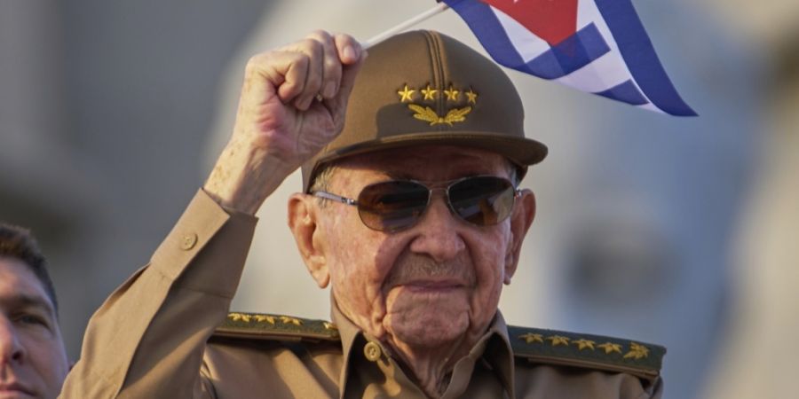ARCHIV - Raúl Castro schwenkt eine kubanische Nationalflagge während der Parade zum 1. Mai auf dem Platz der Revolution in Havanna. Foto: Ramon Espinosa/AP/dpa (Archivbild)