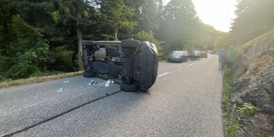 Das Auto kippte nach der Kollision mit der Böschung auf die Seite.