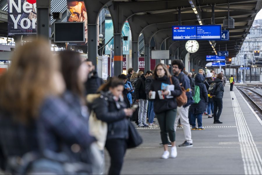 Viele Reisende finden kaum noch einen Sitzplatz – und für ihr Gepäck bleibt erst recht kaum Platz. (Symbolbild)