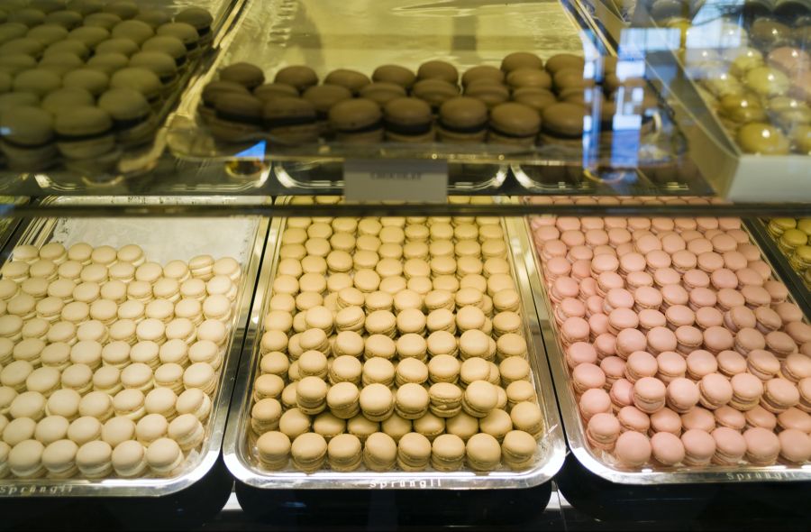 Sprüngli ist neben den Pralinés vor allem auch für seine Luxemburgerli bekannt.