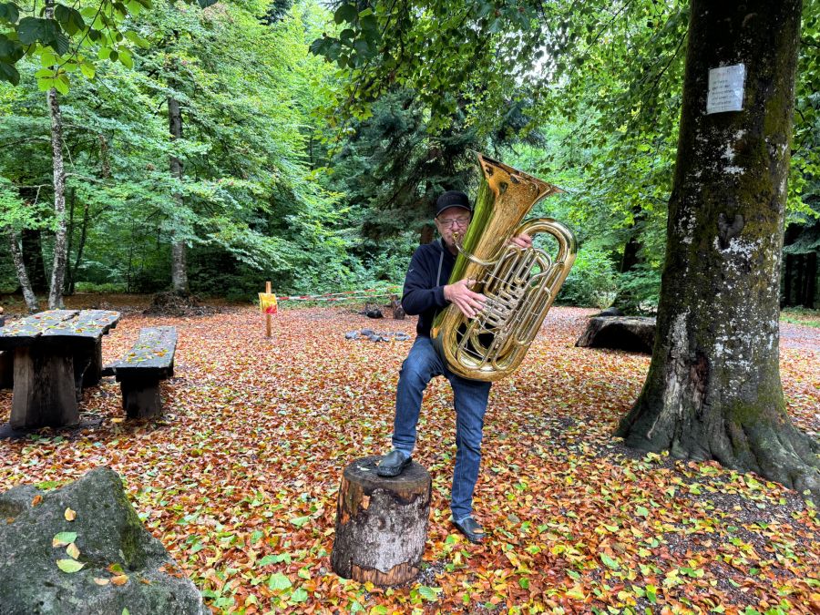 Plan B: Herr P spielt nun mit seiner Ersatz-Tuba - bei der Waldhütte Stuhlen.