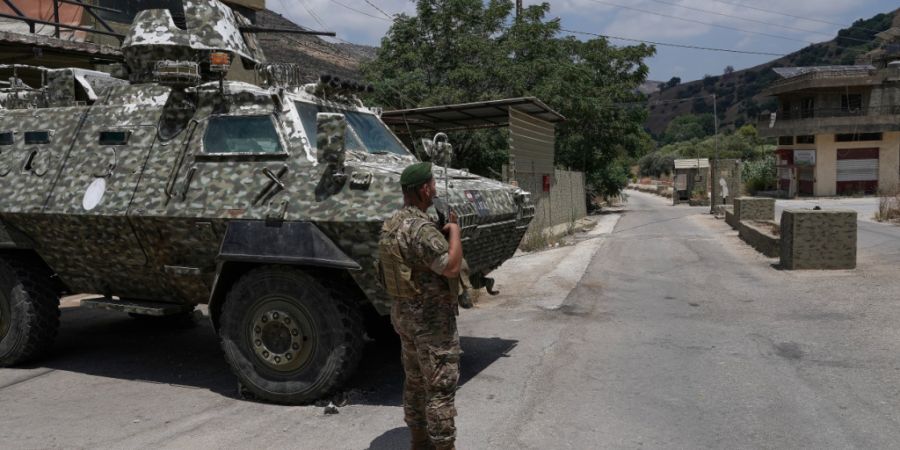 ARCHIV - Ein Soldat der libanesischen Armee steht an einem Kontrollpunkt im Dorf Frun im Südlibanon. Foto: Mohammed Zaatari/AP/dpa