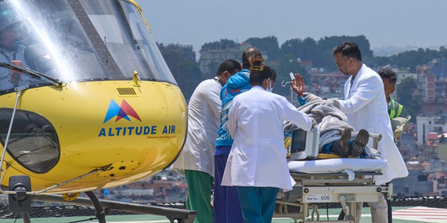 Sanitäter bringen Dawa Sherpa, einen Bergführer, der seit mehreren Tagen in der Everest-Region vermisst wurde, zur Behandlung ins Grande Hospital. Foto: Niranjan Shrestha/AP/dpa