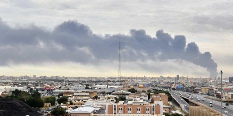 ARCHIV - Rauch steigt aus dem internationalen Flughafen von Kuwait nach einem Drohnenangriff auf ein Treibstofflager auf. Foto: Uncredited/AP/dpa