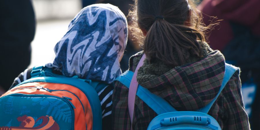 Schülerinnen dürfen am Unterricht mit Kopftuch teilnehmen. Dies hat das Bundesgericht entschieden. Im Kanton St. Gallen wird nun ein Kopftuchverbot für Lehrerinnen geprüft. (Archivbild)