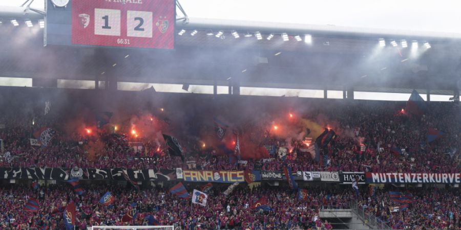 Die Berner Kantonspolizei sucht vier Fussballfans, die am Cupfinal 2025 Pyromaterial gezündet haben sollen. (Archivbild)