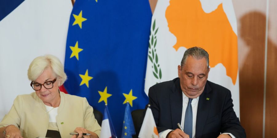 Frankreichs Verteidigungsministerin Catherine Vautrin (l) und ihr zypriotischer Amtskollege Vasilis Palmas unterzeichnen eine Vereinbarung während eines informellen EU-Verteidigungstre...