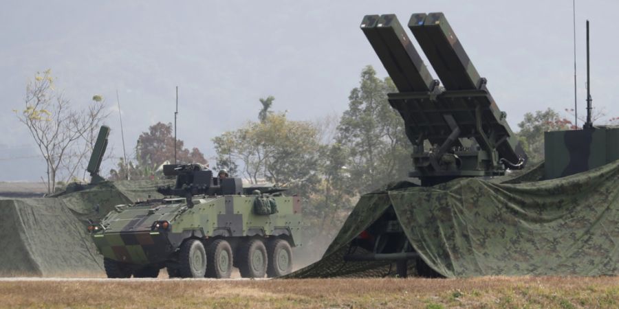 ARCHIV - Ein Panzerfahrzeug fährt während einer militärischen Übung in Taichung County, Taiwan,  an einer Mehrfachraketenabschussvorrichtung vorbei. (zu dpa: «USA: Waffenverkauf an...