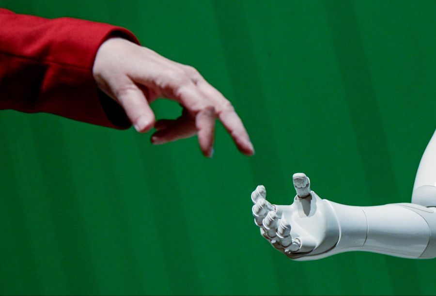 Fast jeder zweite Schweizer erwartet, dass die Chancen von Künstlicher Intelligenz in den nächsten fünf Jahren die Risiken überwiegen werden.
