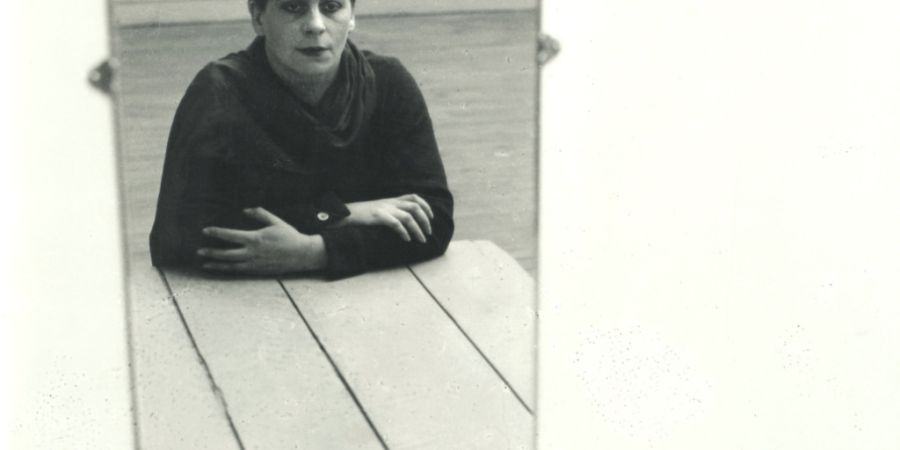 Das Selbstporträt der Avantgarde-Fotografin Florence Henri aus dem Jahr 1928 macht deutlich, warum sie als wichtige Vertreterin des «Neuen Sehens» gilt: durchdachte Komposition, klare ...