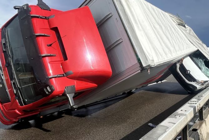 Sturm kippt Lastwagen