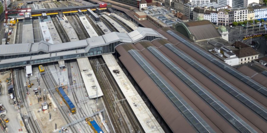 Ein Mann ist am Samstagabend im Bahnhof SBB in Basel nach einer Auseinandersetzung mit einem anderen Mann verletzt worden. (Archivbild)