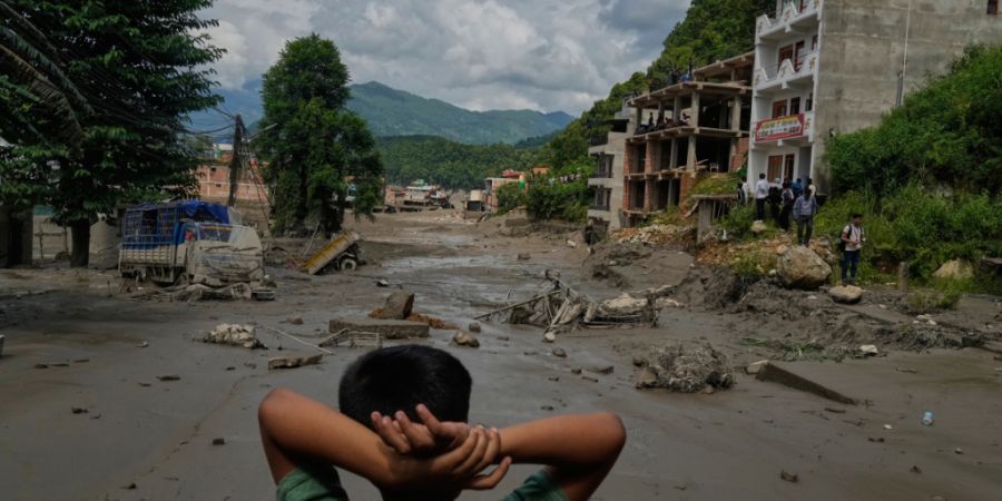 Ein Junge betrachtet die Verwüstungen, die durch Sturzfluten am Fluss Trishuli im nepalesischen Distrikt Nuwakot verursacht wurden. Nach der heftigen Sturzflut in der Grenzregion zwisc...