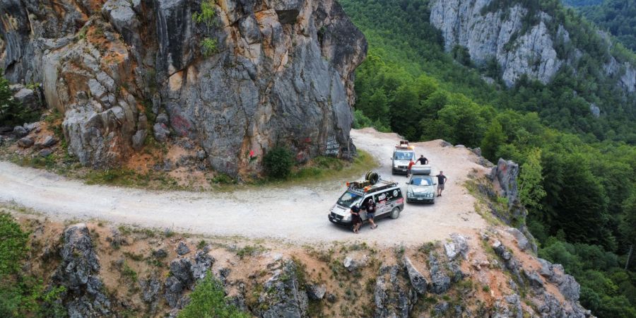 Schlagloch-Hölle: Ostschweizer kämpfen sich durch den Balkan
