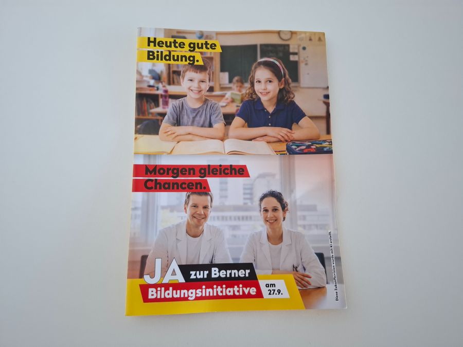 Mit diesen Flyern wird für die Berner Bildungsinitiative geworben. Oben ist ein Stockbild von Kindern, unten die Zukunftsvision mittels KI.