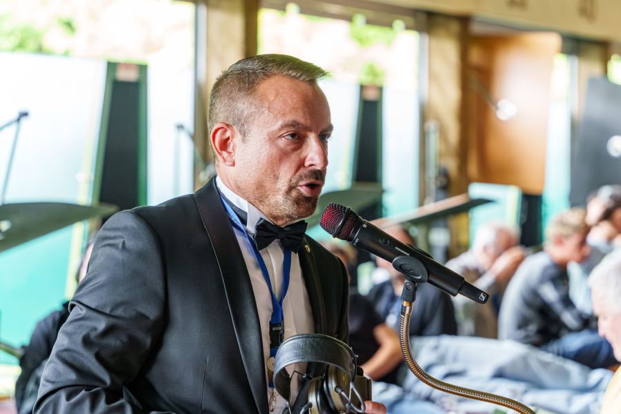 Schiess-Obmann Enric Amigo begrüsst die Gäste beim Ausstich-Schiessen.