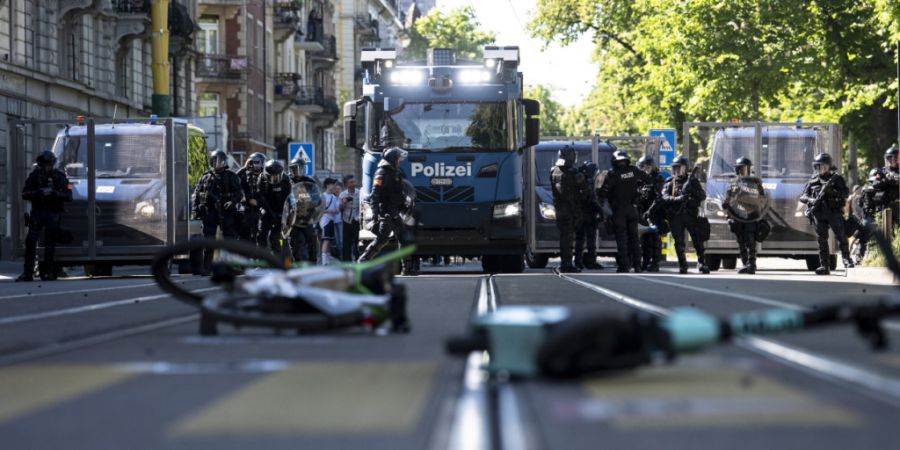 Die Stadtpolizei Zürich setzte vor allem rund um den 1. Mai und bei versuchten Platzbesetzungen Gummischrot ein. (Archivbild)