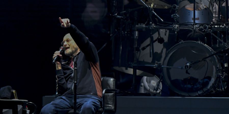 Phil Collins und hinter ihm am Schlagzeug sein Sohn Nicholas: Phil hat als Drumer, Sänger und Songwriter mit der Band Genesis und Solo eine grosse Karriere hingelegt. Seine Alkoholsuch...