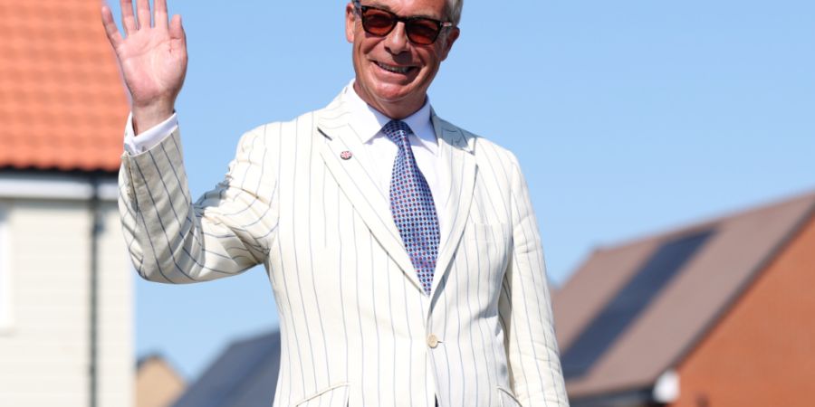 Nigel Farage, Vorsitzender der britischen Partei «Reform UK», trifft an einem Wahllokal ein, um seine Stimme bei der Nachwahl in Clacton-on-Sea abzugeben. Foto: Richard Pelham/AP/dpa