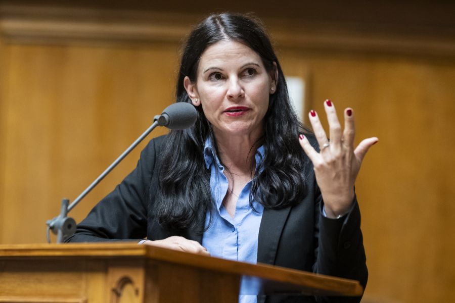 Der SVP-Nationalrätin Nina Fehr Düsel passt der Vorschlag nicht: Es sei zu viel Bürokratie und schwäche die Ehe.