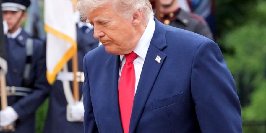 ARCHIV - US-Präsident Donald Trump geht nach der Kranzniederlegung am Grab des unbekannten Soldaten am Memorial Day über den Arlington National Cemetery. Foto: Alex Brandon/AP/dpa