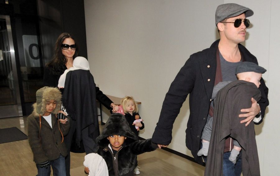 Angelina Jolie und Brad Pitt reisten 2009 mit ihren Kindern nach Tokio. Damals waren Knox und seine Zwillingsschwester Vivienne noch Babys