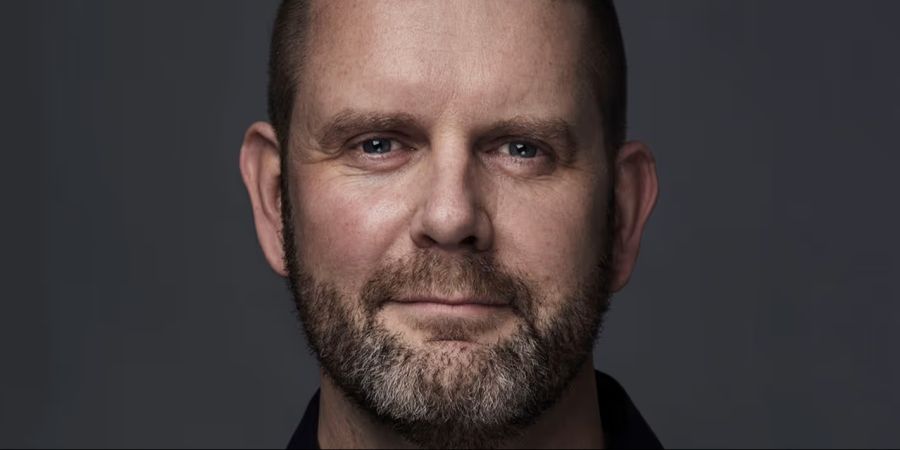 Biologe Peter Teglberg Madsen erklärt: Beim Entgasen des Wals muss der Kadaver mit einem Messer kontrolliert geöffnet werden.