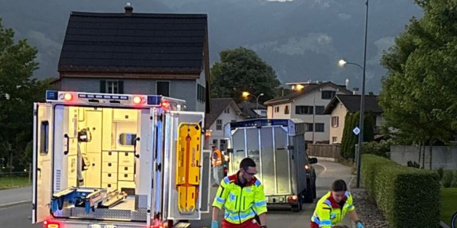 Einsatzkräfte versorgten den Verletzten zunächst vor Ort, ehe er von der Rega ins Spital geflogen wurde.