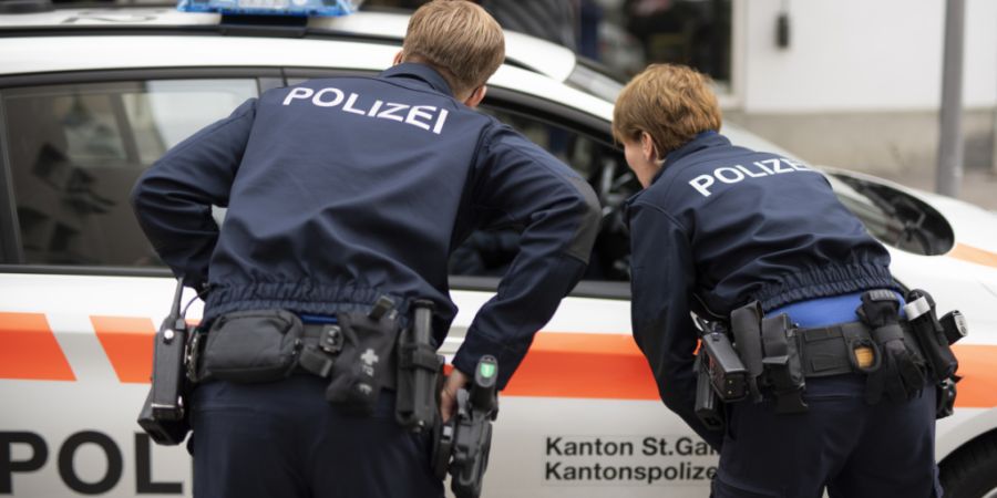 Bei einer Kontrolle in Wil SG verhielt sich ein Autofahrer so aggressiv, dass er auf die Polizeistation gebracht werden musste. (Symbolbild)