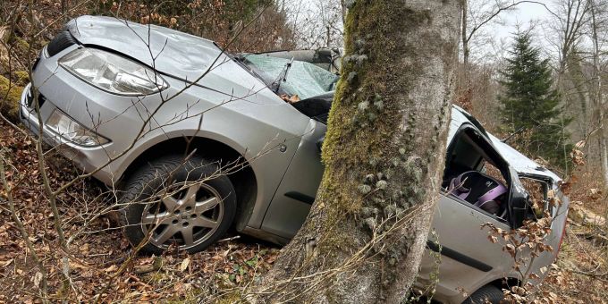In Ueken AG wurde ein demoliertes Auto aufgefunden. Selbstunfall