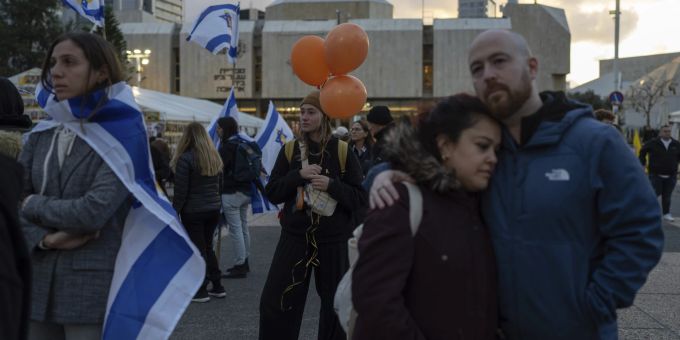 Viele Menschen kamen mit orangefarbenen Luftballons, um an die zwei rothaarigen Kleinkinder zu erinnern, die nach Angaben der Hamas unter den Toten sein sollen. Israel Palestinians