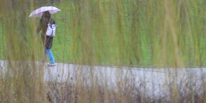 Wechselhaft wird das Wetter am Sonntag, es regnet und zeitweise kommt die Sonne heraus.