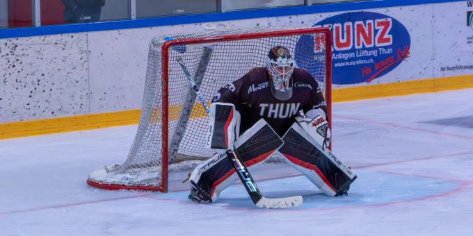 Kein Risiko: Stephan Küenzi verlässt angeschlagen den Kasten des EHC Thun. EHC Thun Küenzi